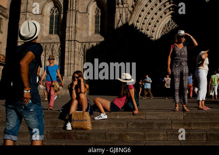 Barcellona, in Catalogna, Spagna. 13 Ago, 2016. Presso il Quartiere Gotico ourists appoggiata nella parte anteriore della cattedrale di Barcellona facciata principale. Il quartiere Gotico di Barcellona è l epicentro della città turistiche commerciali. © Jordi Boixareu/ZUMA filo/Alamy Live News Foto Stock