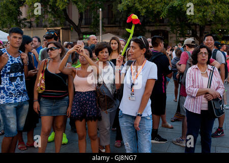 Barcellona, in Catalogna, Spagna. 13 Ago, 2016. Nel quartiere Gotico di Barcellona una guida turistica utilizza un fiore in plastica per la guida del gruppo. Il quartiere Gotico di Barcellona è l epicentro della città turistiche commerciali. © Jordi Boixareu/ZUMA filo/Alamy Live News Foto Stock