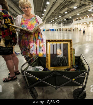 Salt Lake City, Utah, Stati Uniti d'America. 13 Ago, 2016. Mostra di antiquariato gli ospiti di attendere in linea per fare in modo che le loro voci valutate e valutata durante il 2016 Summer Tour fermata presso il Salt Palace Convention Center. Credito: Brian Cahn/ZUMA filo/Alamy Live News Foto Stock