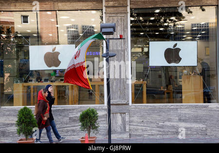 Teheran, Iran. 13 Ago, 2016. Un Apple store che vende iphone e Apple attrezzature senza una licenza da Apple o le autorità locali a Teheran, Iran, 13 agosto 2016. Il governo iraniano piani sull arresto del mercato illegale e importare i gadget tramite aziende selezionate. Tuttavia, Statunitense dei beni non sono ancora ammessi ad essere importati in Iran a causa delle sanzioni. Foto: FARSHID M. BINA/dpa/Alamy Live News Foto Stock