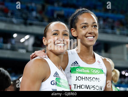 Rio De Janeiro, Brasile. 13 Ago, 2016. Jessica Ennis (L) della Gran Bretagna celebra dopo la donna eptathlon 800m calore del Rio 2016 Giochi Olimpici allo Stadio Olimpico di Rio de Janeiro, Brasile, su agosto 13, 2016. Jessica Ennis ha vinto la medaglia d'argento. Credito: Wang Lili/Xinhua/Alamy Live News Foto Stock