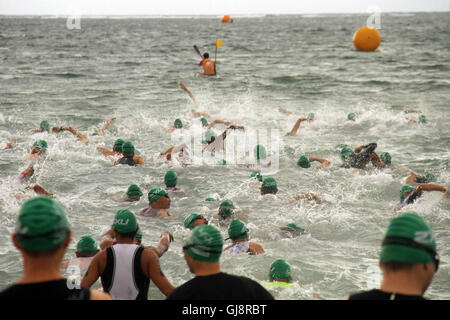 Denpasar, Bali, Indonesia. 14 Ago, 2016. BALI, Indonesia - 14 agosto : Triatleti competere nel 2016 Bali Triathlon Internazionale a Denpasar su agosto 14, 2016 a Bali, Indonesia. Bali Triathlon Internazionale sono i seguenti 1.500 triatleti da 20 paesi parteciperanno alla gara. Credito: Sijori Immagini/ZUMA filo/Alamy Live News Foto Stock