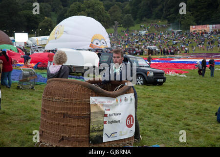 Bristol, Regno Unito. 14 Ago, 2016. I preparativi per il Bristol International Balloon Fiesta voli del mattino che ha visto 116 palloncini ascend Credito: Keith Larby/Alamy Live News Foto Stock