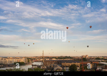 Bristol, Regno Unito. 13 Agosto, 2016. La prima salita della trentottesima Bristol International Balloon Fiesta infine ha luogo il sabato sera con condizioni di palloncini di soffiaggio in tutta la città. Lanci precedenti erano stati tutti annullati a causa di gusty venti. Credito: Carolyn Eaton/Alamy Live News Foto Stock