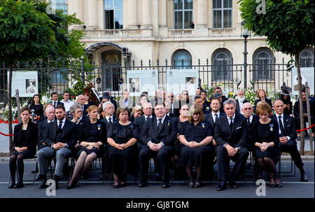 Bucarest, Romania. 13 Ago, 2016. Il principe Radu 2 (R) e la principessa Margarita (R), la principessa Elena (terza da L), la Principessa Maria (terza da L) e la principessa Sophie (quarta da L) della Romania, il Principe Lorenz del Belgio, Arciduca d Austria-Este (seconda riga, R) e altri membri di famiglie reali prendere parte alla cerimonia di sepoltura per fine la regina Ana di Romania, morto 01 08 2016 a Morges (Svizzera), a Bucarest, Romania, 13 agosto 2016. Foto: Albert Nieboer/ - nessun filo SERVICE -/dpa/Alamy Live News Foto Stock