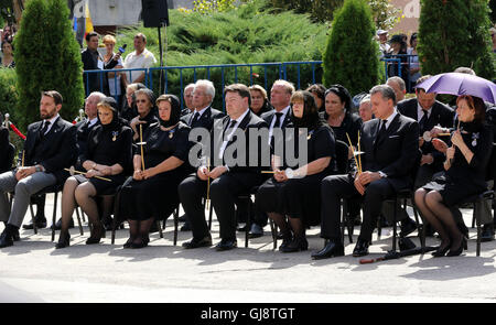 Bucarest, Romania. 13 Ago, 2016. I membri di famiglie reali prendere parte alla cerimonia di sepoltura per fine la regina Ana di Romania, morto 01 08 2016 a Morges (Svizzera), a Curtea de Arges a Bucarest, Romania, 13 agosto 2016. Foto: Albert Nieboer/ - nessun filo SERVICE -/dpa/Alamy Live News Foto Stock