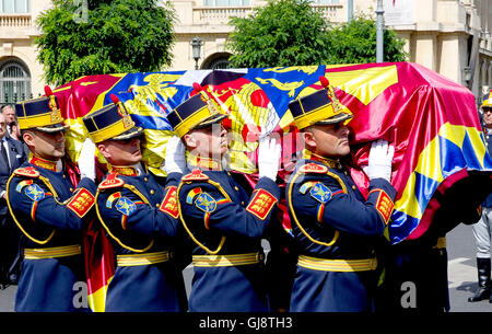 Bucarest, Romania. 13 Ago, 2016. La bara del tardo Regina Ana è effettuata durante la cerimonia di sepoltura per fine la regina Ana di Romania, morto 01 08 2016 a Morges (Svizzera), a Bucarest, Romania, 13 agosto 2016. Foto: Albert Nieboer/ - nessun filo SERVICE -/dpa/Alamy Live News Foto Stock