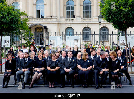 Bucarest, Romania. 13 Ago, 2016. Il principe Radu 2 (R) e la principessa Margarita (R), la principessa Elena (terza da L), la Principessa Maria (terza da L) e la principessa Sophie (quarta da L) della Romania, il Principe Lorenz del Belgio, Arciduca d Austria-Este (seconda riga, R) e altri membri di famiglie reali prendere parte alla cerimonia di sepoltura per fine la regina Ana di Romania, morto 01 08 2016 a Morges (Svizzera), a Bucarest, Romania, 13 agosto 2016. Foto: Albert Nieboer/ - nessun filo SERVICE -/dpa/Alamy Live News Foto Stock