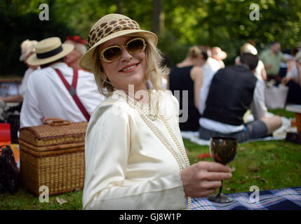 Berlino, Germania. 13 Ago, 2016. Dorthy pone nel Tiergarten di Berlino, Germania, 13 agosto 2016. Essi stanno prendendo parte alla "Bohème Sauvage - Società per un sofisticato intrattenimento,' un picnic in stile anni Venti. Foto: Britta Pedersen/dpa/Alamy Live News Foto Stock