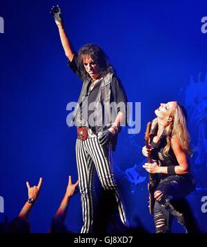 Fort Lauderdale, FL, Stati Uniti d'America. 12 Ago, 2016. Alice Cooper rocce la casa con l'aiuto del chitarrista Nita Strauss al Broward Center for the Performing Arts Venerdì 12 Agosto, 2016. Foto di Rolando Otero/SouthFlorida.Com.SOUTH FLORIDA; nessun MAGS; NESSUNA VENDITA; NO INTERNET; NO TV. © Sun-Sentinel/ZUMA filo/Alamy Live News Foto Stock