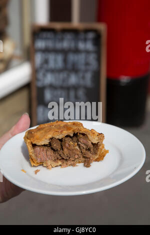 Malton, North Yorkshire, Regno Unito. 13 Ago, 2016. Una bistecca torta fatta da Costello, serviti durante la inaugral Malton Tour di Cibo e a Malton, North Yorkshire, Regno Unito. Malton è stata descritta come "Yorkshire del cibo di capitali" di Antonio Carluccio e ha un numero di artigiani produttori di cibo. Credito: Stuart Forster/Alamy Live News Foto Stock