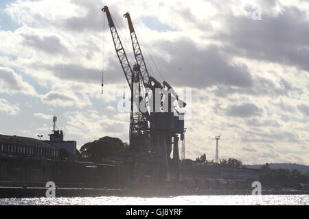 Gdansk, Polonia 14th, Agosto 2016 persone godono di tempo soleggiato in Gdansk, Polonia settentrionale. Gru portuali a westerplatte penisola sono visibili. Credito: Michal Fludra/Alamy Live News Foto Stock