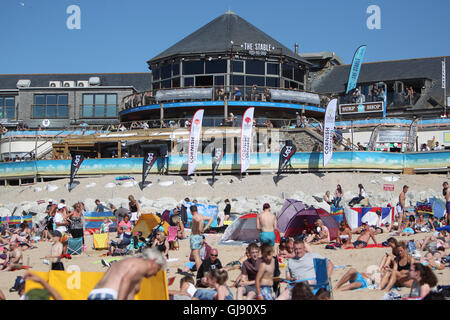 Newquay, Regno Unito. 14 Ago, 2016. FISTRAL Beach, Newquay, Cornwall, Regno Unito - 14 agosto 2016: il turista a godere di una giornata di sole a Fistral Beach durante il Boardmaster Surf torneo. Newquay è uno dei principali costiere Attrazioni turistiche nel Regno Unito. Credito: Nicholas Burningham/Alamy Live News Foto Stock