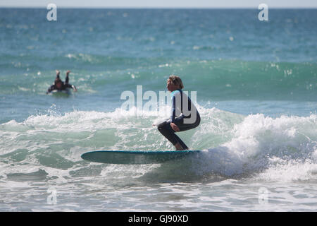 Newquay, Regno Unito. 14 Ago, 2016. FISTRAL Beach, Newquay, Cornwall, Regno Unito - 14 agosto 2016: il turista a godere di una giornata di sole a Fistral Beach durante il Boardmaster Surf torneo. Newquay è uno dei principali costiere Attrazioni turistiche nel Regno Unito. Credito: Nicholas Burningham/Alamy Live News Foto Stock