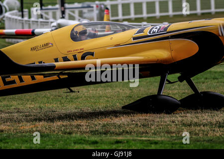 Un pilota Nigel Agnello dal Regno Unito prende il largo nel suo piano Breitling al Masters Cup gara di aria al Red Bull Air Race 2016 in Ascot Stadium, Regno Unito sul 14.08.2016. Il vincitore finale è stato Matt Hall dall Australia, secondo Matthias Dolderer dalla Germania ed il terzo Hannes Arch dall'Austria. Foto Stock