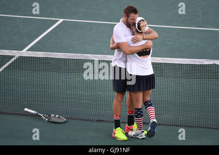 Rio de Janeiro, Brasile. 13 Ago, 2016. 2016 Giochi Olimpici torneo di tennis, Brasile. Bethanie Mattek-Sands (USA) e Jack calzino (USA) vincere la medaglia di oro da Venus Williams (USA) e Rajeev Ram (USA) (argento Credito: Azione Sport Plus/Alamy Live News Foto Stock