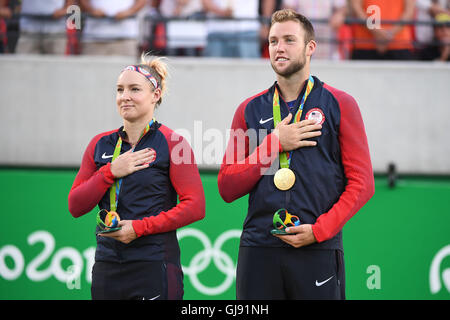 Rio de Janeiro, Brasile. 13 Ago, 2016. 2016 Giochi Olimpici torneo di tennis, Brasile. Bethanie Mattek-Sands (USA) e Jack calzino (USA) vincere la medaglia di oro da Venus Williams (USA) e Rajeev Ram (USA) (argento Credito: Azione Sport Plus/Alamy Live News Foto Stock