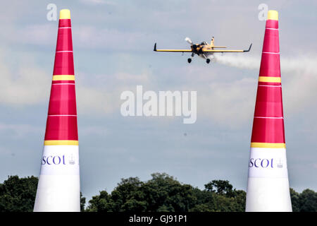 Un pilota Nigel Agnello dal Regno Unito le gare nel suo piano Breitling al Masters Cup gara di aria al Red Bull Air Race 2016 in Ascot Stadium, Regno Unito sul 14.08.2016. Il vincitore finale è stato Matt Hall dall Australia, secondo Matthias Dolderer dalla Germania ed il terzo Hannes Arch dall'Austria. Foto Stock