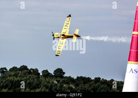 Un pilota Nigel Agnello dal Regno Unito le gare nel suo piano Breitling al Masters Cup gara di aria al Red Bull Air Race 2016 in Ascot Stadium, Regno Unito sul 14.08.2016. Il vincitore finale è stato Matt Hall dall Australia, secondo Matthias Dolderer dalla Germania ed il terzo Hannes Arch dall'Austria. Foto Stock