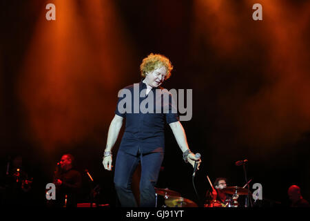 Betley, Cheshire, Regno Unito. 14 Ago, 2016. Simply Red eseguire live a corte Betley Farm come parte del Betley concerti. Credito: Simon Newbury/Alamy Live News Foto Stock