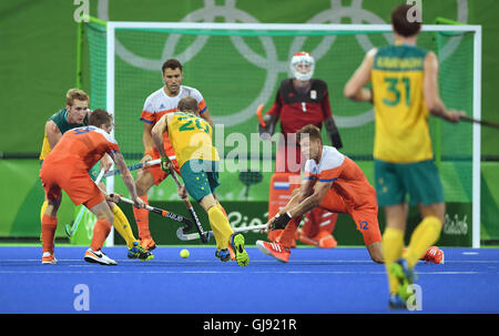 Rio de Janeiro, Brasile. 14 Ago, 2016. Matteo Swann (C-L) di Australia e Sander de Wijn (C-R) dei Paesi Bassi in azione durante il maschile di hockey su prato Quarterfinal match tra Paesi Bassi e Australia all'Olympic Hockey Center in Deodoro durante il Rio 2016 Giochi Olimpici di Rio de Janeiro, Brasile, 14 agosto 2016. Foto: Soeren Stache/dpa/Alamy Live News Foto Stock