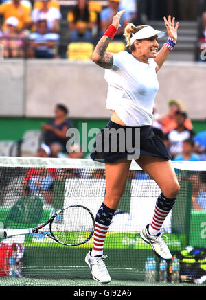 Rio De Janeiro, Brasile. 14 Ago, 2016. Bethanie Mattek-Sands degli Stati Uniti d'America celebra durante il doppio misto finale di tennis presso il Rio 2016 Giochi Olimpici di Rio de Janeiro, Brasile, il 14 agosto 2016. Bethanie Mattek-Sands e Jack Sock ha vinto 2-1. Credito: Cheng Min/Xinhua/Alamy Live News Foto Stock