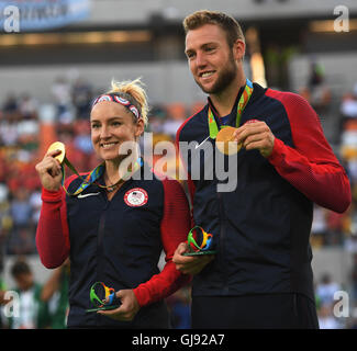 Rio De Janeiro, Brasile. 14 Ago, 2016. Bethanie Mattek-Sands (L) e Jack calza degli Stati Uniti d'America partecipare alla cerimonia di premiazione per il doppio misto finale di tennis presso il Rio 2016 Giochi Olimpici di Rio de Janeiro, Brasile, il 14 agosto 2016. Bethanie Mattek-Sands e Jack Sock ha vinto la medaglia d'oro. Credito: Cheng Min/Xinhua/Alamy Live News Foto Stock