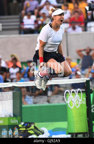 Rio De Janeiro, Brasile. 14 Ago, 2016. Bethanie Mattek-Sands degli Stati Uniti d'America celebra durante il doppio misto finale di tennis presso il Rio 2016 Giochi Olimpici di Rio de Janeiro, Brasile, il 14 agosto 2016. Bethanie Mattek-Sands e Jack Sock ha vinto 2-1. Credito: Cheng Min/Xinhua/Alamy Live News Foto Stock