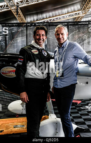 Un pilota Michael Goulian da USA e il suo piano appena prima l'inizio al Masters Cup gara di aria al Red Bull Air Race 2016 Foto Stock