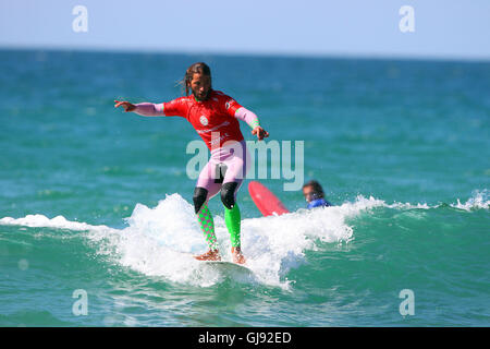 Newquay, Regno Unito. 14 Ago, 2016. Scheda di navigazione Masters gara domenica. Emilien Fleury fra viene classificato in Boardmasters campionato Longboard Credito: Azione Sport Plus/Alamy Live News Foto Stock