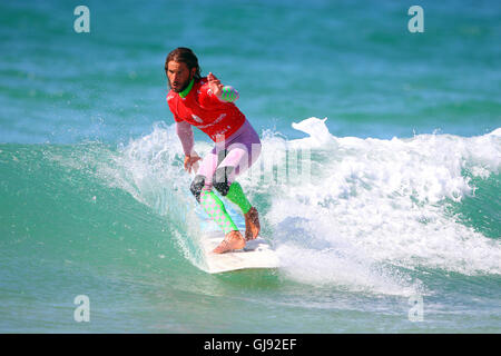 Newquay, Regno Unito. 14 Ago, 2016. Scheda di navigazione Masters gara domenica. Emilien Fleury fra viene classificato in Boardmasters campionato Longboard Credito: Azione Sport Plus/Alamy Live News Foto Stock