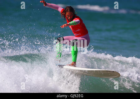 Newquay, Regno Unito. 14 Ago, 2016. Scheda di navigazione Masters gara domenica. Emilien Fleury fra viene classificato in Boardmasters campionato Longboard Credito: Azione Sport Plus/Alamy Live News Foto Stock