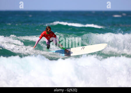 Newquay, Regno Unito. 14 Ago, 2016. Scheda di navigazione Masters gara domenica. Emilien Fleury fra viene classificato in Boardmasters campionato Longboard Credito: Azione Sport Plus/Alamy Live News Foto Stock