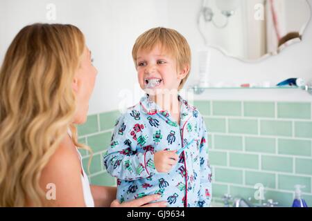 Proprietà rilasciato. Modello rilasciato. La madre e il figlio nel bagno spazzolare i denti. Foto Stock