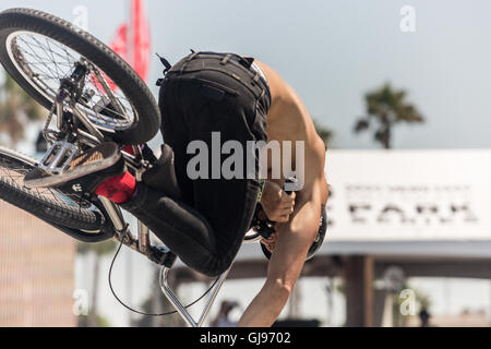 Acrobazie in bicicletta al skatepark a Huntington Beach, California, durante i furgoni US open di concorrenza.27 Luglio 2016 Foto Stock