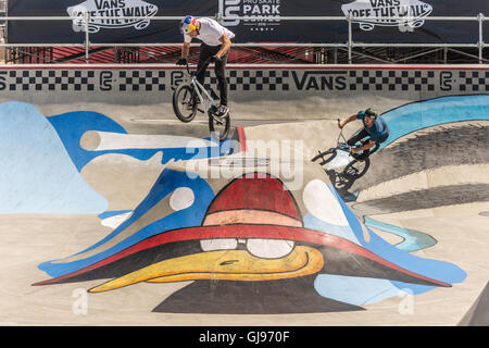 Acrobazie in bicicletta al skatepark a Huntington Beach, California, durante i furgoni US open di concorrenza.27 Luglio 2016 Foto Stock