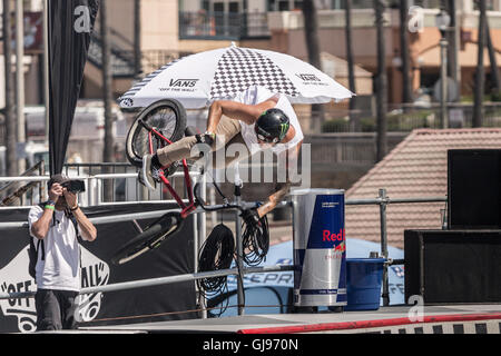 Acrobazie in bicicletta al skatepark a Huntington Beach, California, durante i furgoni US open di concorrenza.27 Luglio 2016 Foto Stock