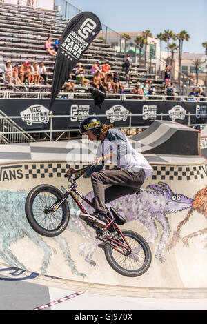 Acrobazie in bicicletta al skatepark a Huntington Beach, California, durante i furgoni US open di concorrenza.27 Luglio 2016 Foto Stock