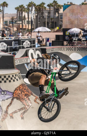 Acrobazie in bicicletta al skatepark a Huntington Beach, California, durante i furgoni US open di concorrenza.27 Luglio 2016 Foto Stock