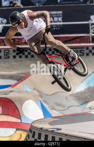 Acrobazie in bicicletta al skatepark a Huntington Beach, California, durante i furgoni US open di concorrenza.27 Luglio 2016 Foto Stock