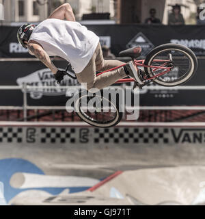 Acrobazie in bicicletta al skatepark a Huntington Beach, California, durante i furgoni US open di concorrenza.27 Luglio 2016 Foto Stock