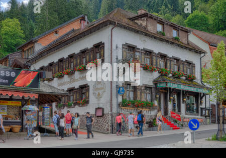 TRIBERG, Germania - 24 luglio 2016: Landgasthof Zur Lilie ristorante edificio in estate accanto alla Foresta Nera. Foto Stock