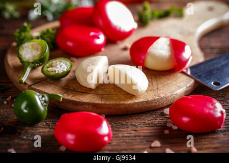 Ruota di formaggio morbido rivestito con cera rossa Foto Stock