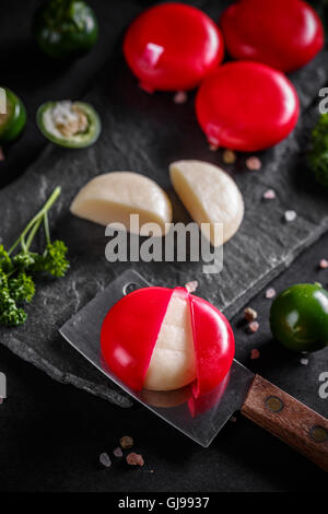 Ruota di formaggio morbido rivestito con cera rossa Foto Stock