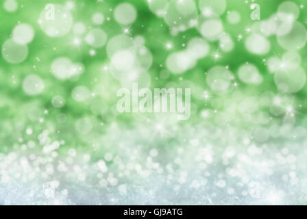 Verde di Natale sfondo con neve, stelle e Bokeh di fondo Foto Stock