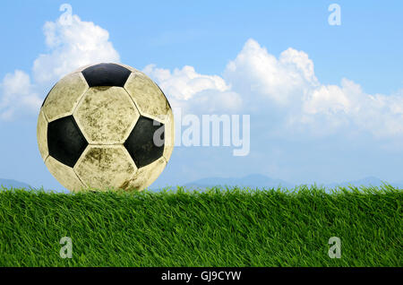 Squallido Pallone da calcio su campo in erba sintetica. Foto Stock