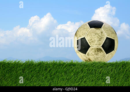 Squallido Pallone da calcio su campo in erba sintetica. Foto Stock