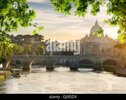 Ponte di Sant'Angelo vicino al Vaticano al tramonto Foto Stock