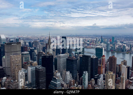 New York City USA vista dall' Empire State Building guardando verso est del fiume e Chrysler Building. Foto Stock