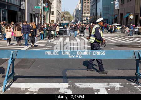 New York City USA, linea di polizia, la Fifth Avenue, Foto Stock